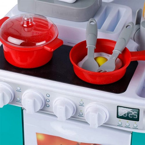 Детска кухня с хладилник и течаща вода